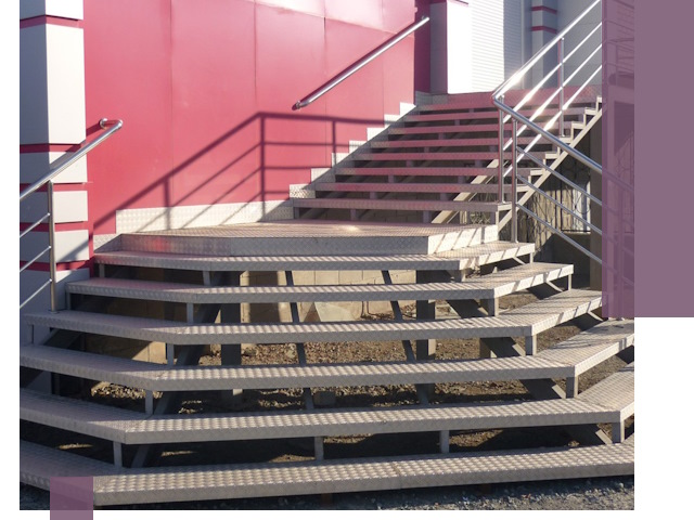 Лестницы для магазина в Черняховске — изготовление и монтаж