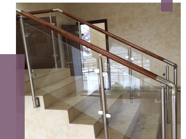 Комбинированные перила из металла и дерева в Черняховске